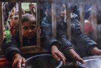 Saat anak-anak mengantre untuk menerima makanan di Rafahm Gaza. (Foto: AFP/medcom)