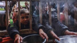 Saat anak-anak mengantre untuk menerima makanan di Rafahm Gaza. (Foto: AFP/medcom)