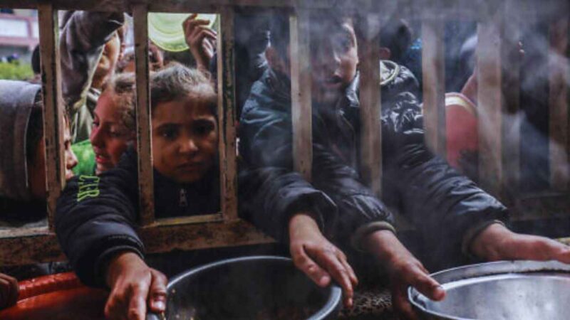 Saat anak-anak mengantre untuk menerima makanan di Rafahm Gaza. (Foto: AFP/medcom)