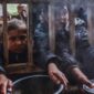 Saat anak-anak mengantre untuk menerima makanan di Rafahm Gaza. (Foto: AFP/medcom)