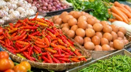 Update Harga Pangan 24 April 2026: Telur Ayam Rp32.000, Cabai Rawit Merah Melonjak (Foto: AI)