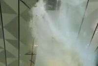 Atap Gate 7 Terminal 3 Soekarno-Hatta Jebol, Air Hujan Tumpah ke Ruang Tunggu Penumpang (Foto: liputan6)