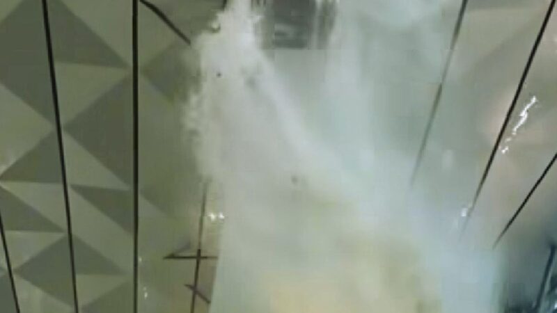 Atap Gate 7 Terminal 3 Soekarno-Hatta Jebol, Air Hujan Tumpah ke Ruang Tunggu Penumpang (Foto: liputan6)