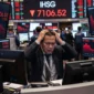 IHSG Ditutup Melemah ke 7.106, Saham DSSA dan PTRO Anjlok Signifikan (Foto: Ai)