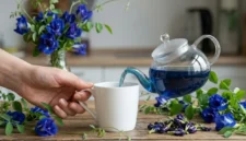 Rahasia di Balik Warna Ungu Bunga Telang: Benarkah Bisa Turunkan Gula Darah dan Perbaiki Mood? (Foto: AI)