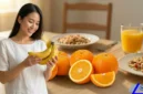 Pisang vs Jeruk: Mana Buah Paling Ideal untuk Menu Sarapan? (Foto: AI)