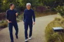 John Ternus dan Tim Cook (Foto: Dok. Apple)