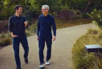 John Ternus dan Tim Cook (Foto: Dok. Apple)