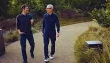 John Ternus dan Tim Cook (Foto: Dok. Apple)