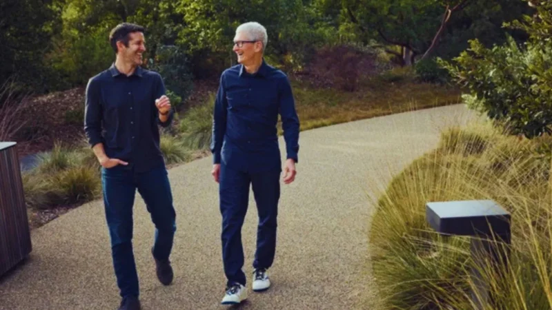 John Ternus dan Tim Cook (Foto: Dok. Apple)