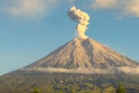 Gunung Semeru Erupsi Hari Ini, Kolom Abu Vulkanik Mencapai 1 Kilometer
(Foto:limapagi)