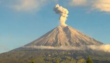 Gunung Semeru Erupsi Hari Ini, Kolom Abu Vulkanik Mencapai 1 Kilometer
(Foto:limapagi)