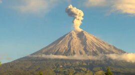 Gunung Semeru Erupsi Hari Ini, Kolom Abu Vulkanik Mencapai 1 Kilometer
(Foto:limapagi)