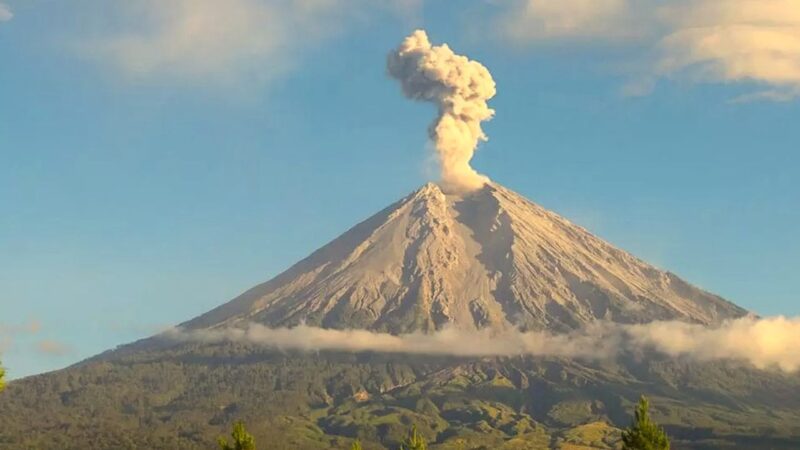 Gunung Semeru Erupsi Hari Ini, Kolom Abu Vulkanik Mencapai 1 Kilometer
(Foto:limapagi)