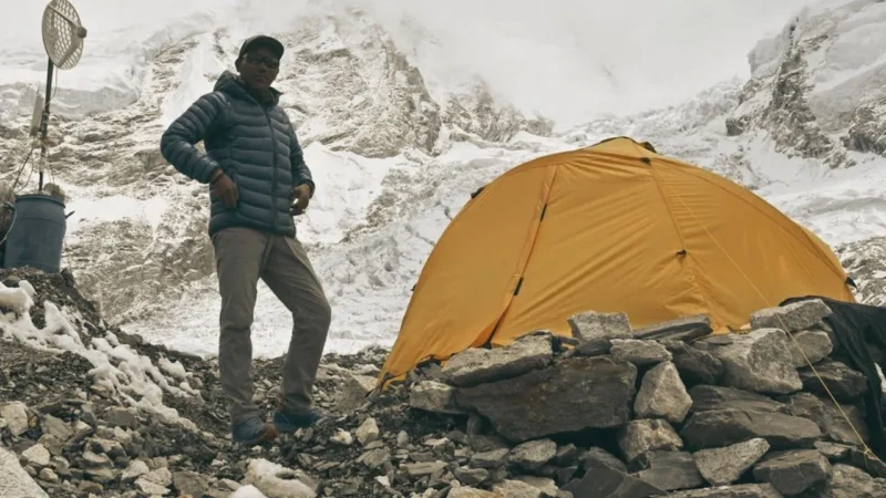 Kami Rita Sherpa Taklukkan Everest ke-32 Kali, Rekor Dunia di Tengah Ancaman Iklim   (Foto: AFP/PRAKASH MATHEMA/cnnindonesia)