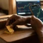 Bedanya Investasi Emas dan Saham yang Wajib Dipahami Pemula