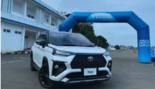 Veloz Hybrid EV Lintas Nusa Jelajah Sulawesi
(Foto: IDN Times
/BimaPrakasa)