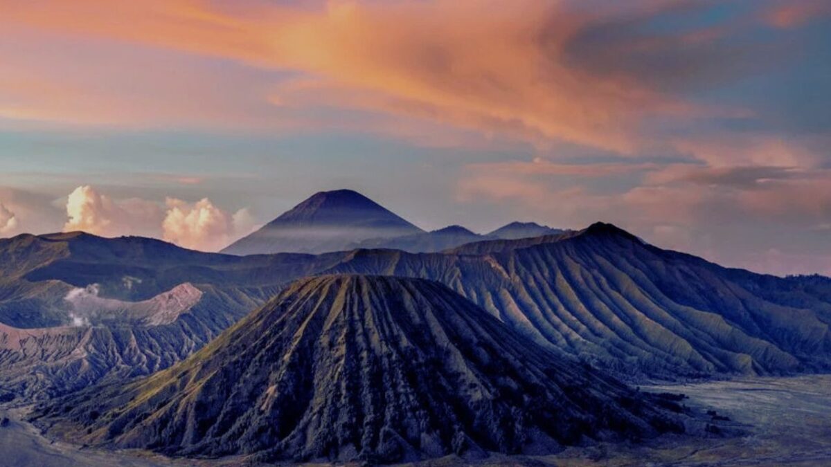 Taman Nasional Bromo Masuk Tiga Besar Terindah di Dunia
(Foto: indonesia)