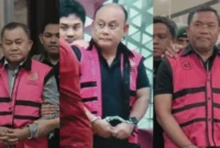 Kejagung Tetapkan 3 Eks Pimpinan BGN Tersangka Korupsi
(Foto:Tigamantanpimpinan BGNditahan Kejagung/bantentv)
