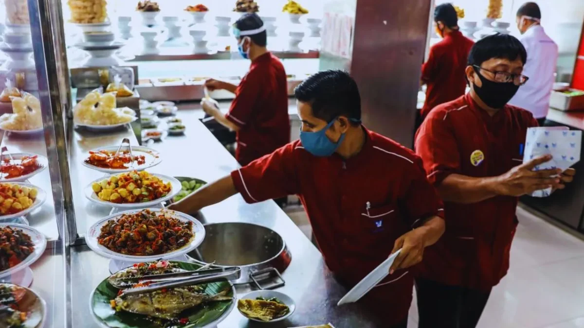 Berburu Kuliner Minang Legendaris di Kawasan Benhil
(Foto: GARRY LOTULUNG
/kompas)