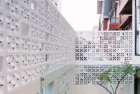 7 Inspirasi Koridor Samping Rumah dengan Roster Estetik
(Foto: soonkst
/dekoruma)