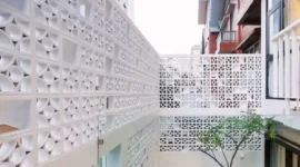 7 Inspirasi Koridor Samping Rumah dengan Roster Estetik
(Foto: soonkst
/dekoruma)