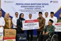 Kemensos Salurkan Bansos Rp390 Miliar di Lampung, Ribuan Warga Terima Berbagai Bantuan(Foto: Kemensos/detik
/AI)