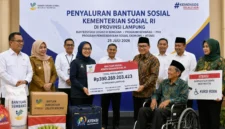 Kemensos Salurkan Bansos Rp390 Miliar di Lampung, Ribuan Warga Terima Berbagai Bantuan(Foto: Kemensos/detik
/AI)