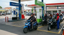 Pertamina Awasi Peralihan Pengguna Pertamax ke Pertalite(Foto: AI)
