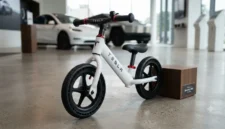 Tesla Luncurkan Balance Bike Rp 4 Jutaan, Langsung Sold Out(Foto: AI)