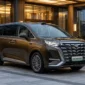 BYD Denza D9 Dark Gold Tampil dengan Emblem Emas Asli
(Foto: AI)